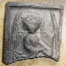 Kachle s motivem anděla (asi 16. stol.).