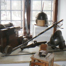 Jezdecké přilby typu Pappenheim a salutní či hradební dělo. Foto: Kamila Dvořáková