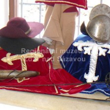 Kostýmy ke scénce Tři mušketýři a přilba morion. Foto: Kamila Dvořáková