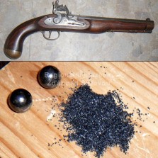 Pistole s křesadlovým zámkem, střelný prach a kule. Foto: Kamila Dvořáková
