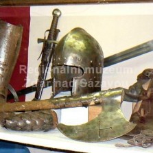 Přilba barbuta a další vybavení středověkého válečníka. Foto: Kamila Dvořáková