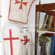 Vybavení rytíře, včetně koňské čabraky. Foto: Kamila Dvořáková