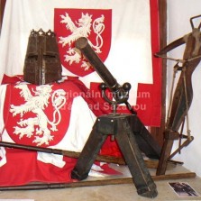 Rytířská přilba, kuše a píšťaly (primitivní palné zbraně). Foto: Kamila Dvořáková
