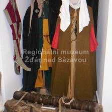 Středověký oděv muže a ženy. Foto: Kamila Dvořáková