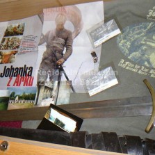 Vitrína věnovaná účinkování Flambergu na natáčení filmu Johanka z Arku od Luca Bessona. Foto: Kamila Dvořáková