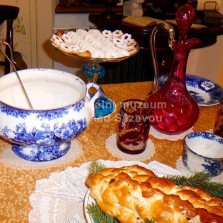 Detail prostřeného stolu s vánočkou a cukrovím. Foto: Kamila Dvořáková
