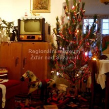 Vánoční stromeček a dobové dárky. Foto: Kamila Dvořáková