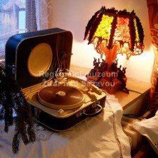 Zákoutí s gramofonem a lampou vyrobenou v 50. letech na vojně. Foto: Kamila Dvořáková