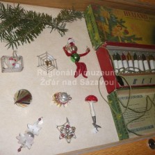 Vánoční ozdoby a elektrické svíčky ze 40. let. Foto: Kamila Dvořáková