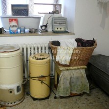 Pračka, ždímačka, plechová vana a další potřeby do koupelny. Foto: Kamila Dvořáková