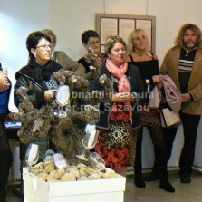 Po úvodní řeči následovala prohlídka výstavy a degustace vín. Foto: Kamila Dvořáková