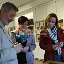 Zdeněk Málek provází návštěvníky výstavou. Foto: Leoš Klement