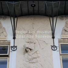 Pozorní návštěvníci už vědí, co najdou na fasádě hotelu Veliš a proč. Foto: Jiří Bárta