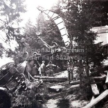 Partizány vykolejený vlak u lesa Hamrfeld. Foto: Archiv RM