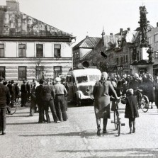 5. květen 1945 - obyvatelé poslouchají městský rozhlas (uprostřed německý dezinformační vůz). Foto: Vilém Frendl