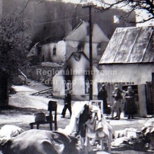 Podskalí a Tvrz (dnes sídlo Regionálního muzea) po požáru 9. května 1945. Foto: Vilém Frendl