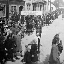 Slavnostní hold Rudé armádě (Nerudova ulice 21. května 1945). Foto: Vilém Frendl