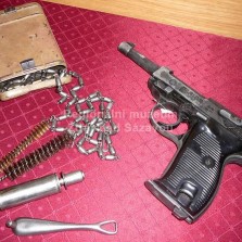 Kopie pistole Walther vz. 38 a čistící sada na zbraně. Foto: Kamila Dvořáková