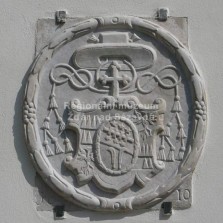 Deska s kardinálovým erbem z domu č.p. 71 (dnes bývalá 1. ZŠ) ve Žďáře nad Sázavou.