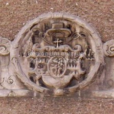 Deska s kardinálovým erbem z domu č.p. 290 ve Žďáře nad Sázavou (na náměstí).