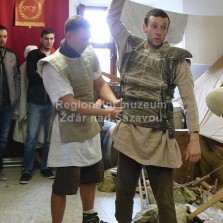 Oblékání tzv. subarmalis - vesty pod kovovou zbroj. Foto: Kamila Dvořáková