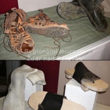 Ukázka obuvi - včetně sandálů s kovovými hřeby (caligae) a ponožek (udones). Foto: Kamila Dvořáková