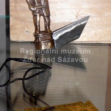 Nůž ve tvaru gladiátora a signaculum (obdoba dnešní tzv. psí známky). Foto: Kamila Dvořáková