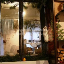 Punčocha za oknem čeká na nadílku od Lucie. Foto: Kamila Dvořáková
