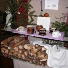 Věštění budoucnosti z hrnečků a hádání podoby ženicha z polínek. Foto: Kamila Dvořáková