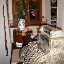 Pokladna a zdobená chvojka. Foto: Kamila Dvořáková