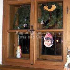 Vánočně vyzdobené okno obchodu. Foto: Kamila Dvořáková