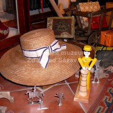 Hračky pro děti, klobouk pro maminku. Foto: Kamila Dvořáková