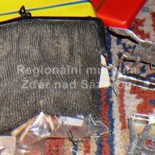 Elegantní kabelka a cínový vojáček. Foto: Kamila Dvořáková