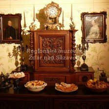 Příborník s různými sladkostmi a dalšími dobrotami. Foto: Kamila Dvořáková