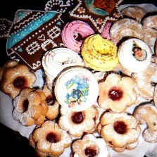 Sněhové cukroví (ve Žďáře se vyrábělo v Amylonu), perníčky a slepované cukroví. Foto: Kamila Dvořáková