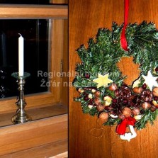 Adventní věnec a svícen za oknem. Foto: Kamila Dvořáková