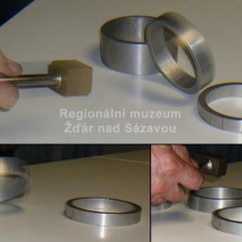 Detail pokusu s hliníkovými kruhy a silným magnetem. Foto: Kamila Dvořáková