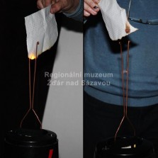 Pokus - elektrický výboj a papír. Foto: Antonín Zeman