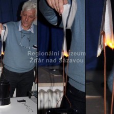 Ing. Prokop pomocí tzv. Jákobova žebříku zapaluje papír. Foto: Antonín Zeman