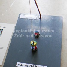 Chaotické magnetické kyvadlo. Foto: Kamila Dvořáková