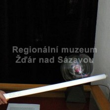 Pokus s plazmovou koulí a zářivkou. Foto: Kamila Dvořáková