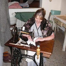 Ukázka šití na stroji značky Singer. Foto: Kamila Dvořáková