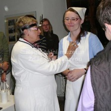 Paní doktorka ukazuje stejnokroj sestřičky. Foto: Kamila Dvořáková.