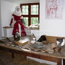 Prostřený stůl a tzv. sedile u okna. Foto: Kamila Dvořáková