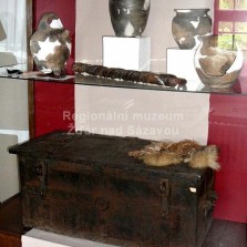 Ukázka archeologických nálezů ze 13. stol., rychtářské právo a železná truhlice. Foto: Kamila Dvořáková