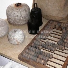 Počítadlo a cejchovaná závaží. Foto: Kamila Dvořáková