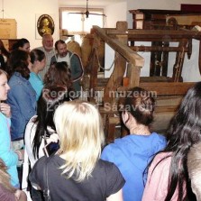 Návštěvníci u tkalcovského stavu. Foto: Kamila Dvořáková