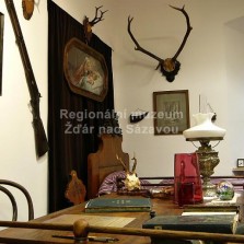 Stůl a lovecké trofeje. Foto: Kamila Dvořáková