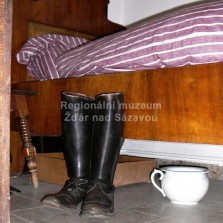 Kožené holínky a nepostradatelný nočník. Foto: Kamila Dvořáková