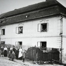 Rodina lesníka Kotrby před Tvrzí. Foto: Archiv RM